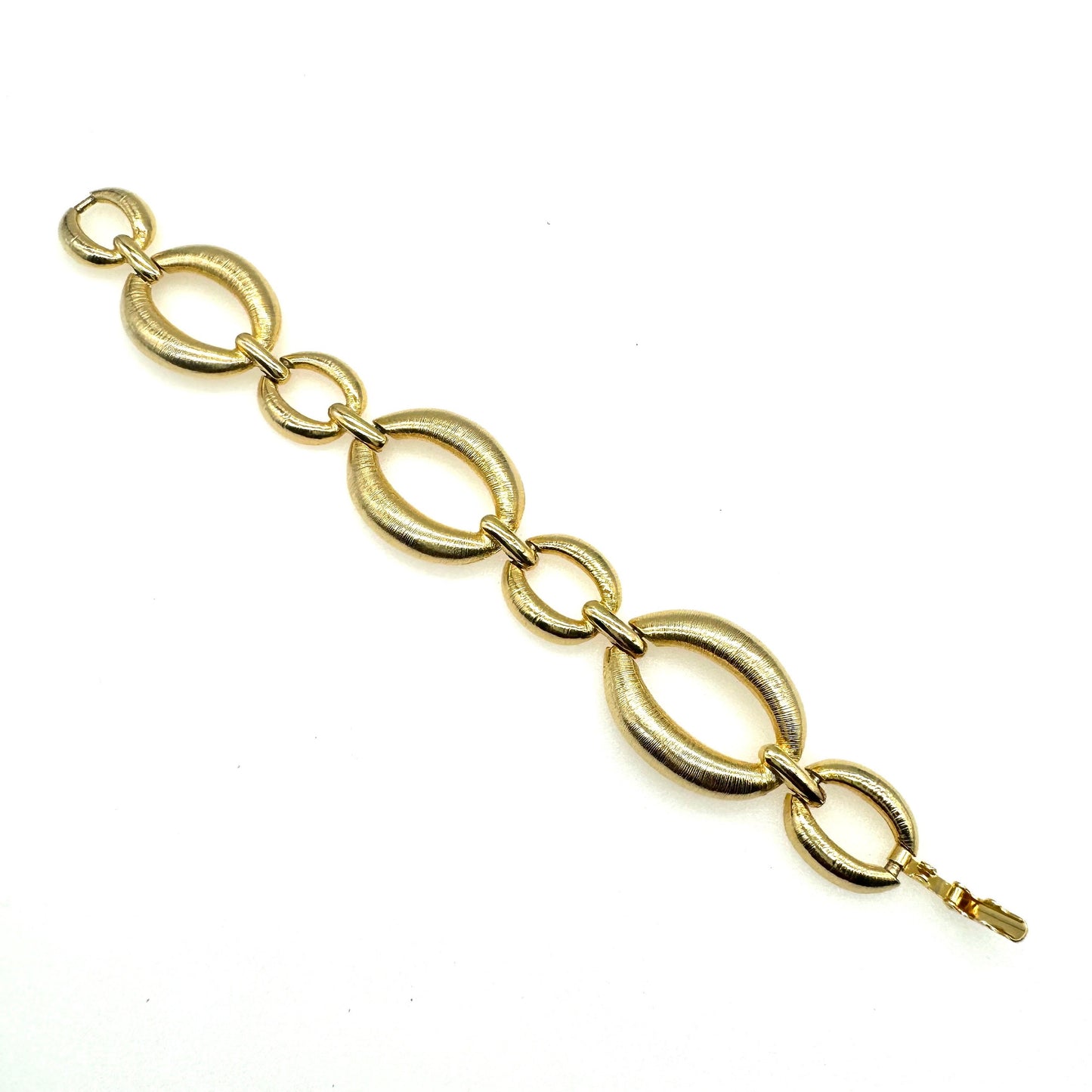 Unsigned Graduated Textured Oval Link Bracelet