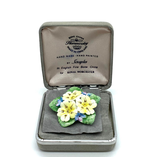 Hammersley 1970's Royal Worcester English Fine Bone China Flower Broche fabriquée et peinte à la main par Scrupules dans la boîte originale