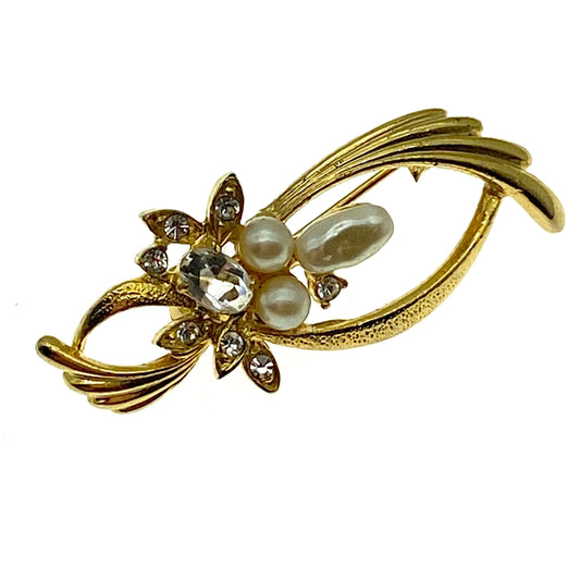 Broche fleur plaquée or et cristaux ornés de perles