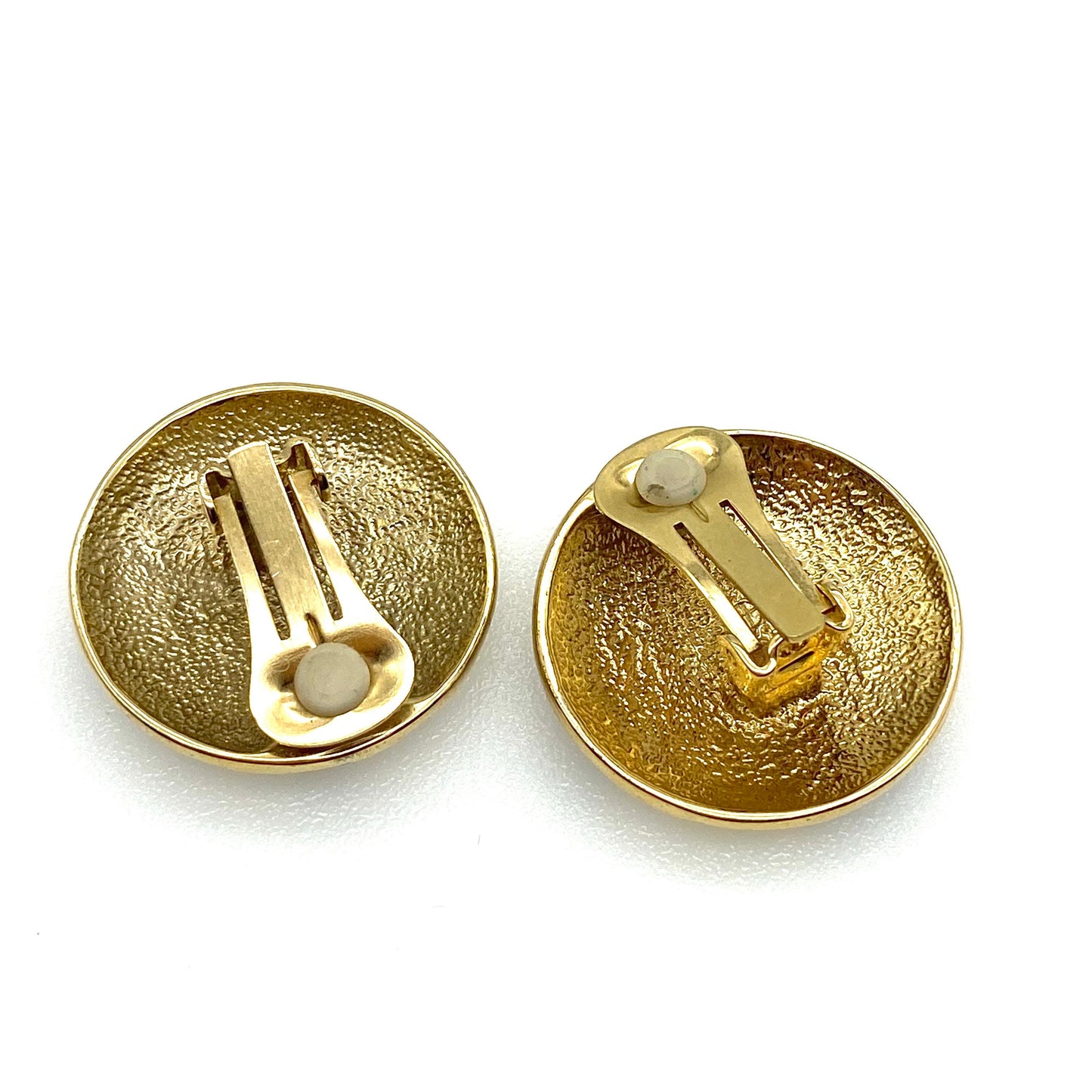 Signed Gold Tone Black and Cream Enamel Abstract Mod Clip On Earrings