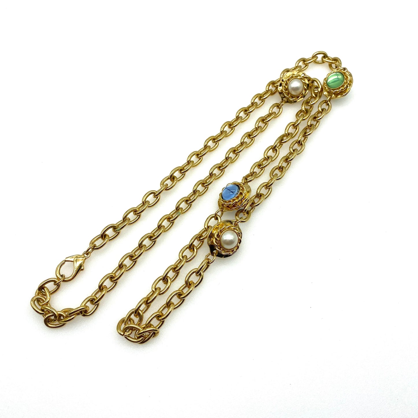 Collier de chaîne inspiré de Gripoix vintage non signé avec cabochons en verre et perles d’imitation étrusques