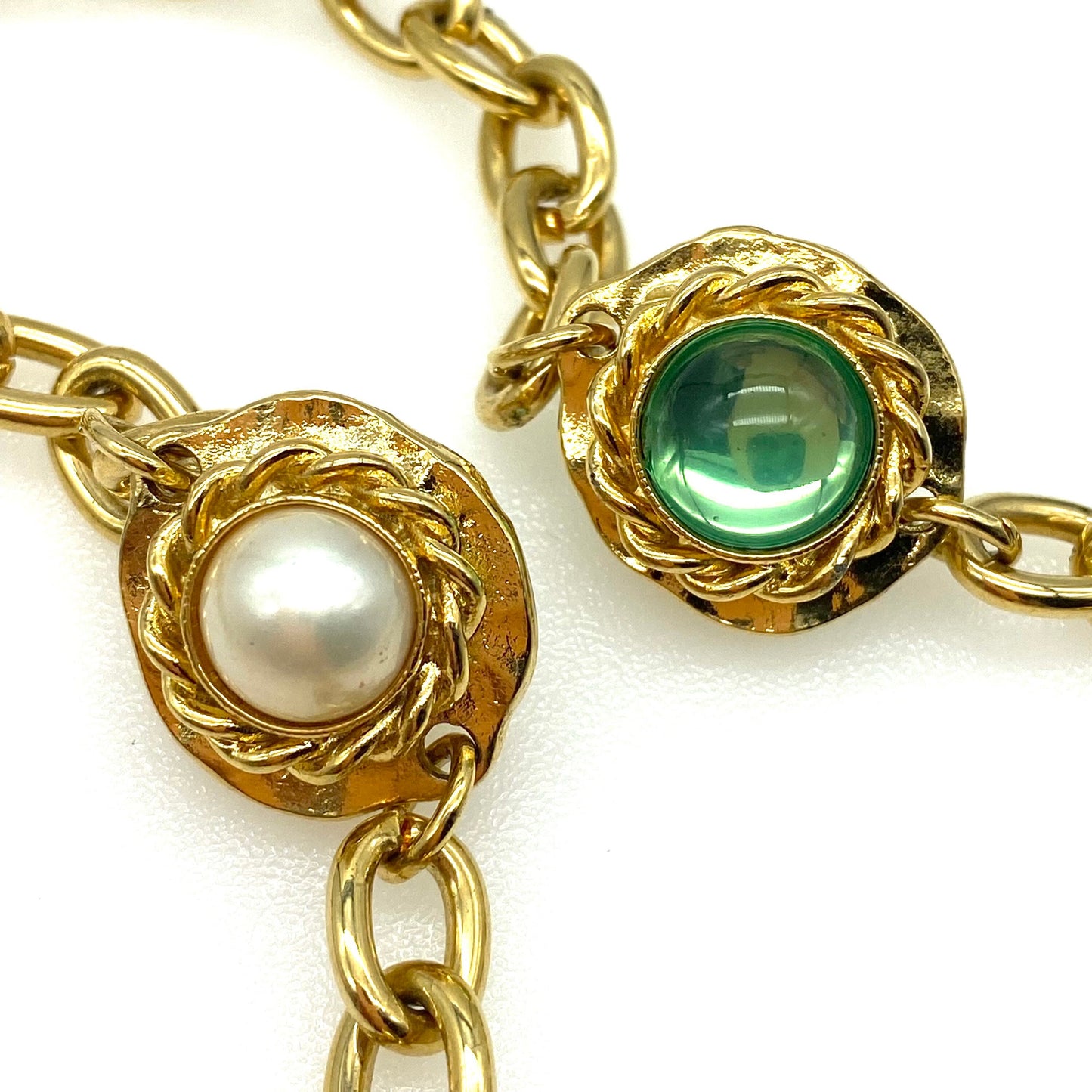 Collier de chaîne inspiré de Gripoix vintage non signé avec cabochons en verre et perles d’imitation étrusques