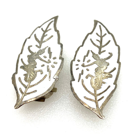 Siam Sterling - Boucles d'oreilles à clip Mekhala en forme de feuille émaillée blanche