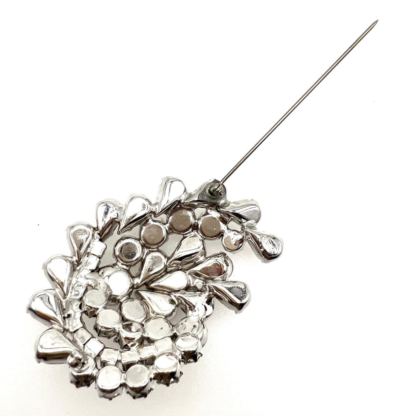 Kramer énorme broche plaquée rhodium en couches de strass transparents