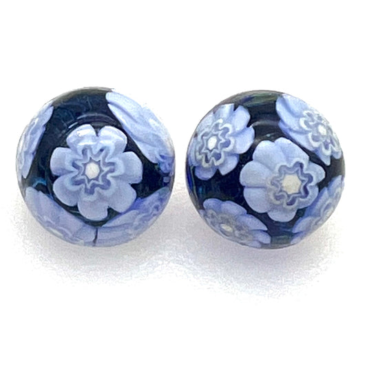 Clip en verre Millefiori en forme de dôme bleu et blanc sur boucles d’oreilles