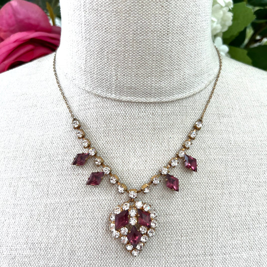 Collier strass des années 1950 avec griffe sertie aubergine et strass clairs