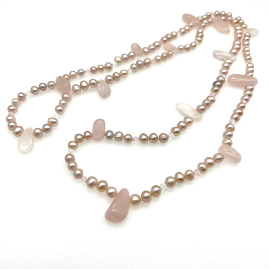 Collier de quartz rose noué, de perle de rivière rose et de cristal à facettes